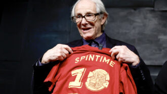 Copertina di Spin Time, la solidarietà di Ken Loach: “Ricordo il nostro incontro, Bella ciao non è mai stata così bella”. 120 persone ricollocate