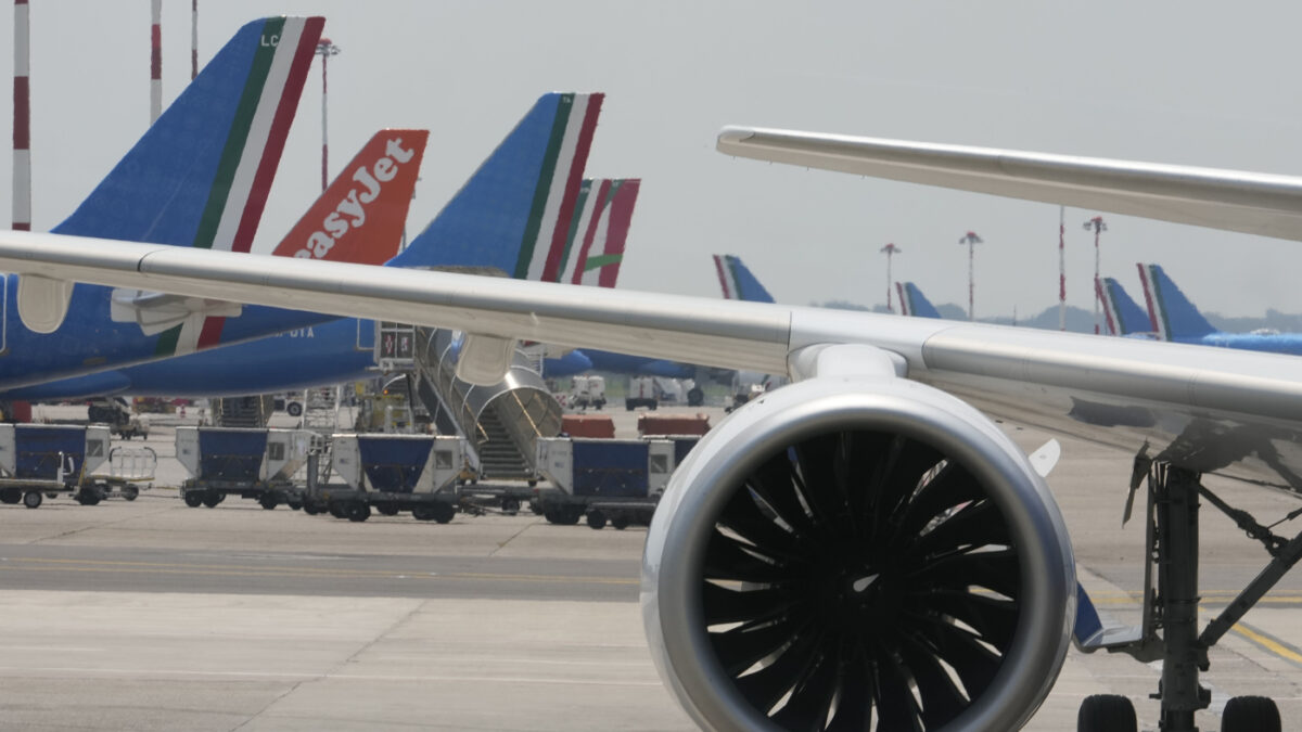 auto urta un aereo, due voli dirottati