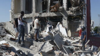 Copertina di Terremoto in Colombia: facciate dei palazzi distrutte e calcinacci crollati in strada. “Ha cominciato a tremare e non smetteva”
