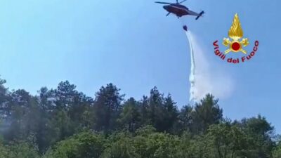 Copertina di Incendi sul Carso, Vigili del fuoco spengono le fiamme tra Trieste e Gorizia
