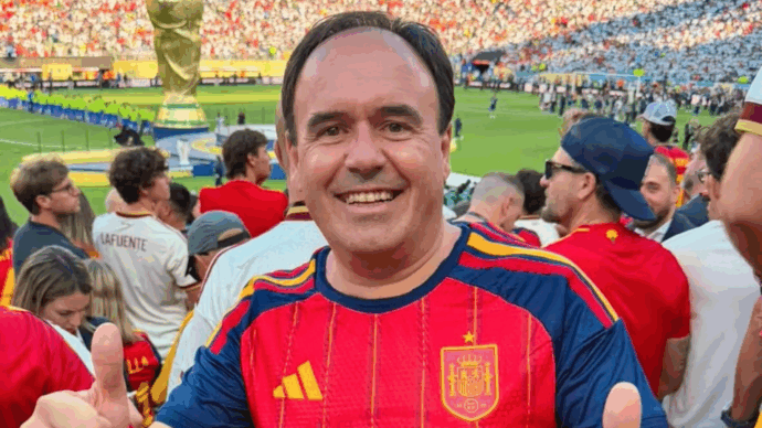 Valencia, il presidente Pérez Llorca sotto accusa per il viaggio di lusso alla finale dei Mondiali di calcio