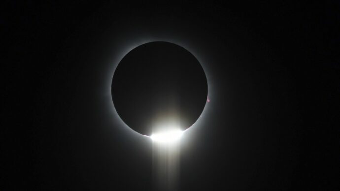 Dal primo morso del Sole alla “notte” improvvisa: le cinque fasi dell’eclissi del 12 agosto