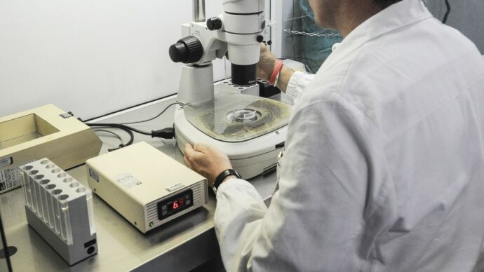 Scambio di embrioni all’ospedale San Raffaele, la spiegazione del direttore del centro: “Una biologa lesse la riga sbagliata al computer”