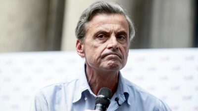 Copertina di Calenda corre per il pareggio: governo coi B. e Gentiloni