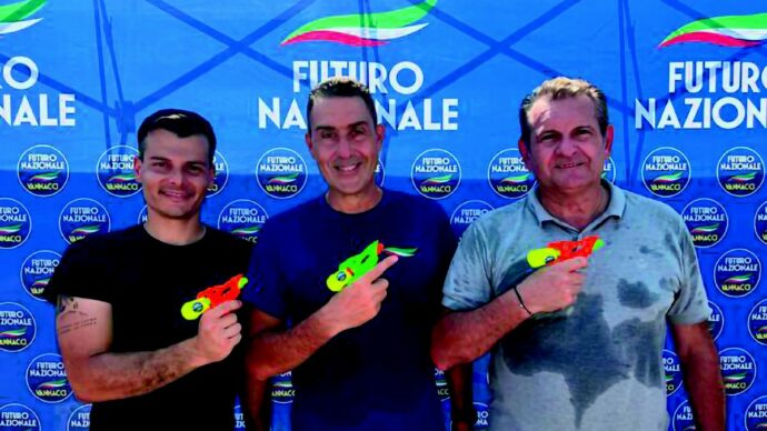 Le tessere, i gadget e i compiti: spot elettorali pure in spiaggia