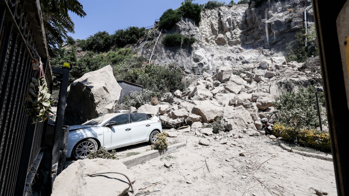 https://st.ilfattoquotidiano.it/wp-content/uploads/2026/08/10/terremoto-Campi-Flegrei-1.jpg