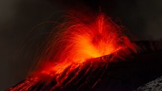 Copertina di Continua la forte attività esplosiva dell’Etna: nuova bocca eruttiva nella Valle del Bove. Aeroporto di Catania ancora in tilt