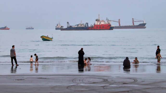Elicottero Usa attacca un cargo nello Stretto di Hormuz. Missili Houthi contro un mercantile all’imbocco del Mar Rosso: 4 morti