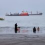 Copertina di Elicottero Usa attacca un cargo nello Stretto di Hormuz. Missili Houthi contro un mercantile all’imbocco del Mar Rosso: 4 morti