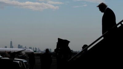Copertina di L’Air Force One usato come esca e il carello del catering come nascondiglio: il piano di Trump per depistare il possibile attentato iraniano