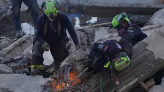Copertina di Terremoto in Colombia, i soccorritori: “Sembrava la fine del mondo. Persone che scappavano nude o che si gettavano dal secondo piano”