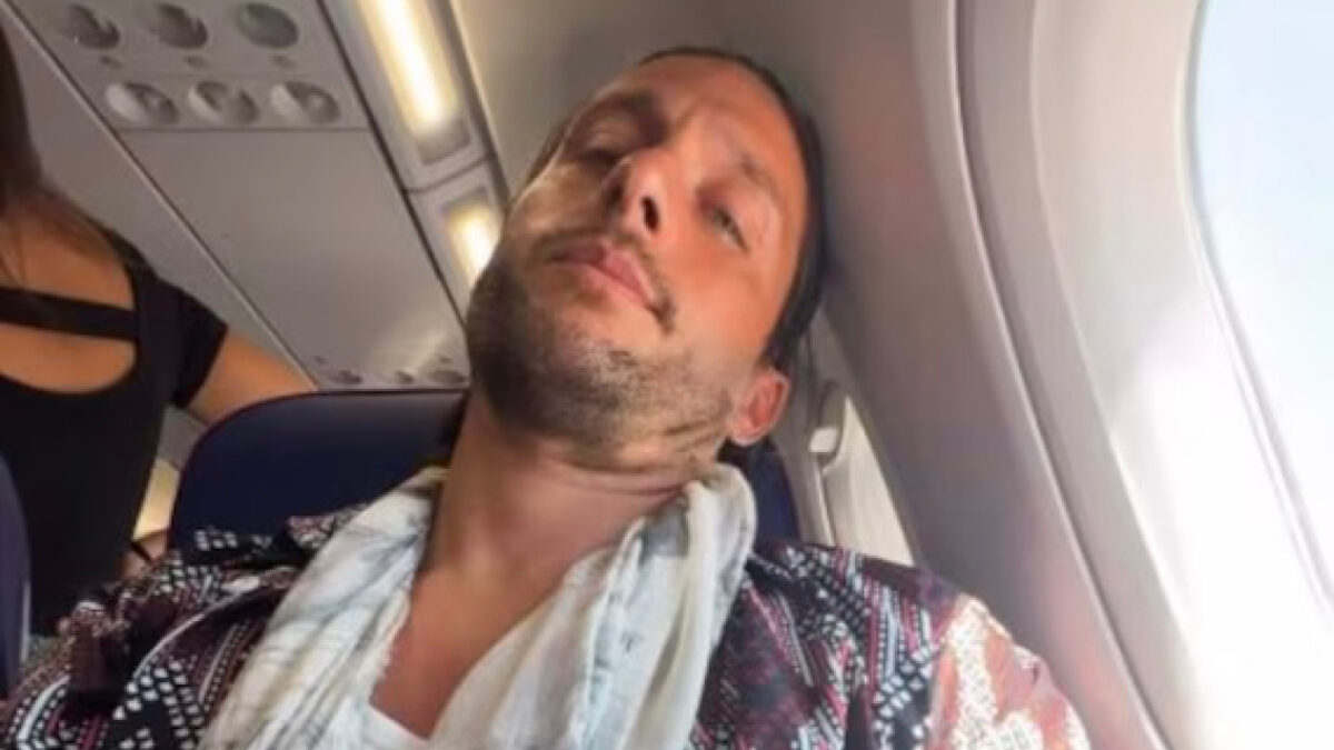 “Sono stato tre ore bloccato in aereo. Ci hanno detto di scendere per mangiare, dopo 5 minuti hanno cambiato idea, ‘se lo fate rinunciate al volo'”: lo sfogo di Andrea Dal Corso, bloccato a Napoli