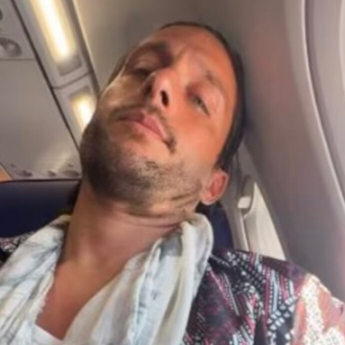 “Sono stato tre ore bloccato in aereo. Ci hanno detto di scendere per mangiare, dopo 5 minuti hanno cambiato idea, ‘se lo fate rinunciate al volo'”: lo sfogo di Andrea Dal Corso, bloccato a Napoli