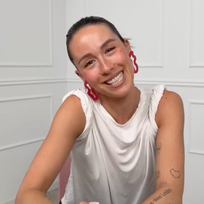 “I giudizi ti distruggono, facendo terapia nell’età adulta mi è servito. Mio marito è entrato nella mia vita quando avevo 19 anni, se dicessi che è stato tutto facile direi una bugia”: così Aurora Ramazzotti