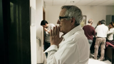 Copertina di Marco Bellocchio il “ribelle” con la fame del cinema. A Locarno Film Festival incanta il documentario La porta della realtà sul regista di Portobello prodotto da Loft