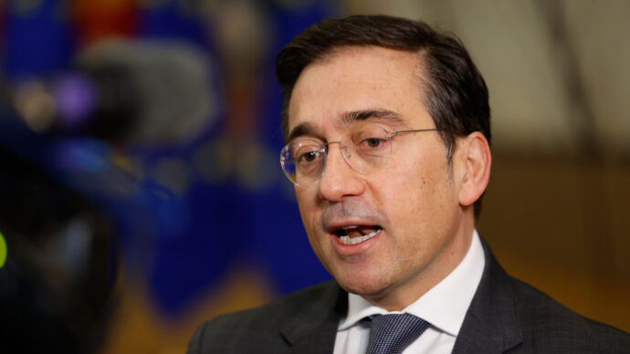 Madrid contro l’Italia: “Sfrutta la crisi di Ceuta per esigenze elettorali”. Poi l’appello ai migranti: “Non rischiate la vita, chi entra verrà rimpatriato”