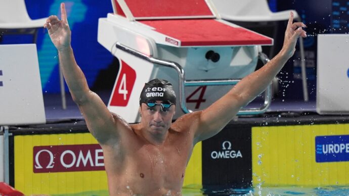 Europei nuoto, oro per Martinenghi nei 100 rana: “È stato un anno difficile in cui ho pensato al ritiro”. Bronzo a Cerasuolo