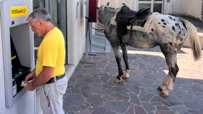 Copertina di Al bar e alle poste a cavallo: “Il carburante costa troppo”. Così il caro benzina porta l’Italia indietro nel tempo