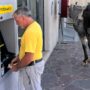 Copertina di Al bar e alle poste a cavallo: “Il carburante costa troppo”. Il caro benzina porta l’Italia indietro nel tempo. “Speriamo non mettano l’accise sulla biada”