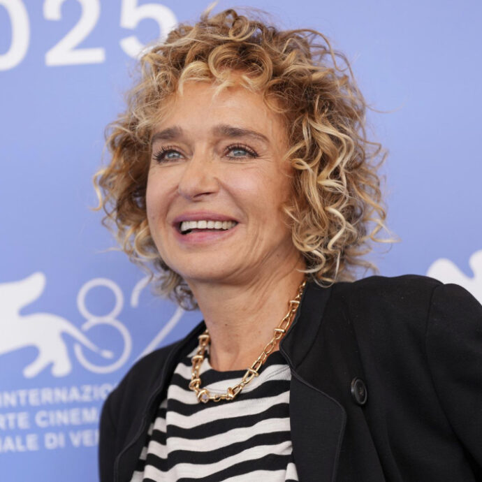 “Da quando ho smesso di fumare, sono una iena. Non tollero più niente. Mi partono dei livelli di incazzatura incredibili. L’egoismo è un sentimento naturale, non lo demonizzo”: parla Valeria Golino