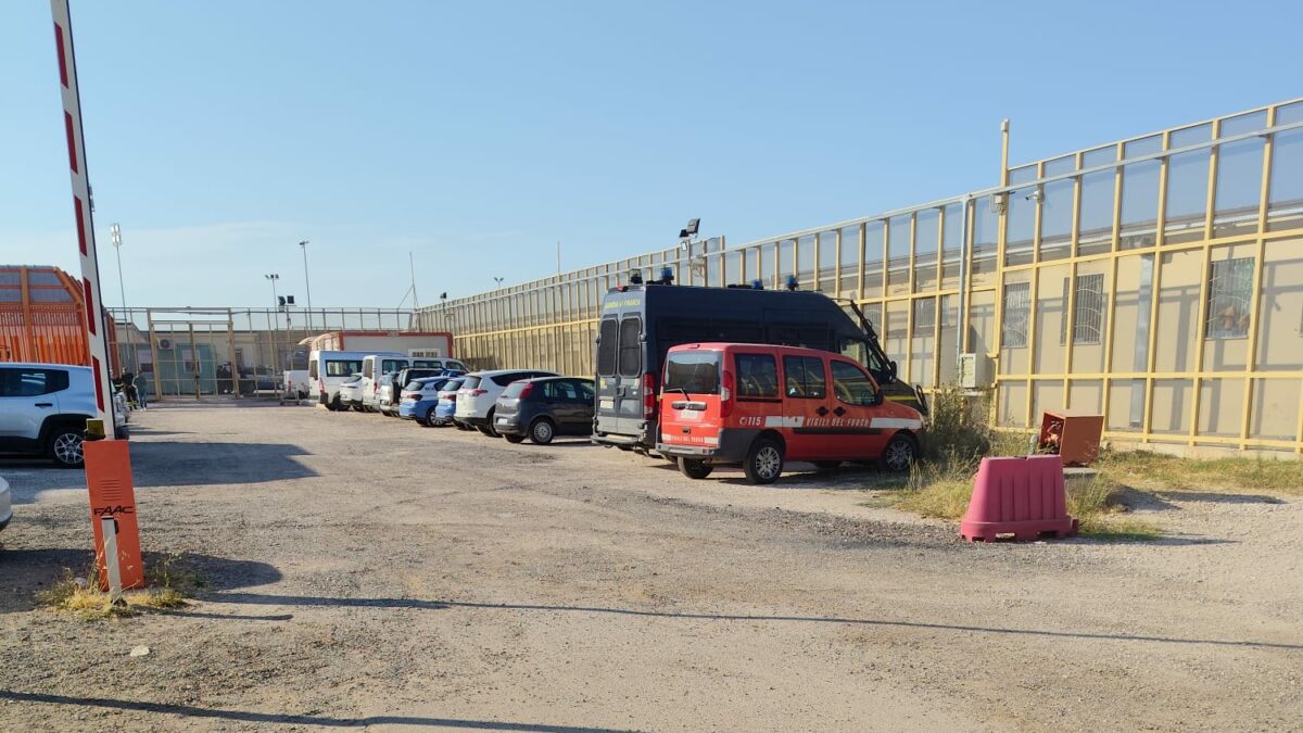 Un gruppo di persone si raduna in un centro di permanenza per il rimpatrio a Potenza dopo la morte di un tunisino, mentre a Milano un trattenuto ingerì detersivo