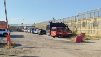 Copertina di Cpr di Potenza, disordini dopo la morte di un 30enne: otto arresti. A Milano un trattenuto ha ingerito detersivo