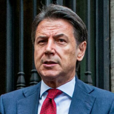 Copertina di Conte: “Meloni ci isola: sugli sbarchi ha buttato il mio lavoro in Ue” | L'intervista