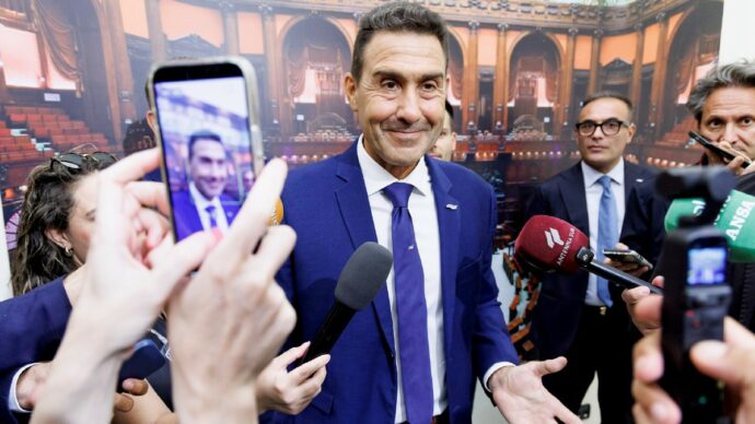 Il programma Fn: Stalin, refusi, Silvio putiniano e idee riciclate