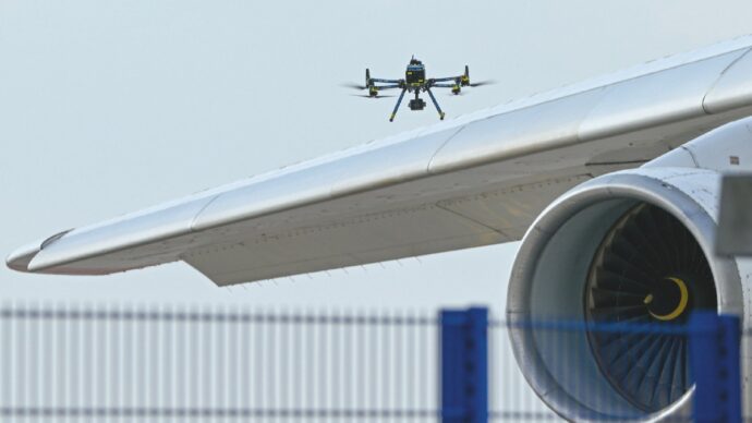 Drone a Lipsia, Antenna e Dna: “Legati a colpi di 007 russi”