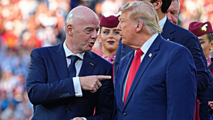 Infantino è sotto assedio e cerca aiuto, Trump arriva in soccorso: “Un errore sostituirlo, è eccezionale”