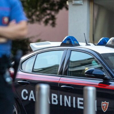 Copertina di Milano, rissa con spranghe e bottiglie di vetro in pieno giorno a Porta Venezia: caos tra le auto