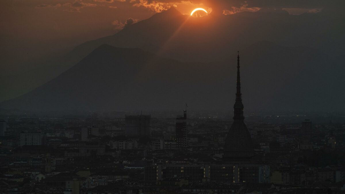 eclissi di sole ecco le immagini pi249 belle dall8217italia e dal mondo da Ilfattoquotidiano.it eclissi di sole ecco le immagini pi249 belle dall8217italia e dal mondo