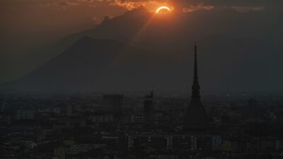Copertina di Eclissi di Sole, ecco le immagini più belle dall’Italia e dal mondo