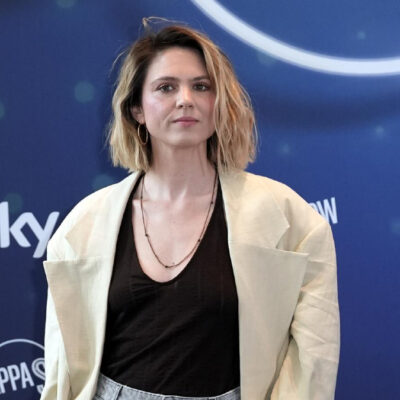 Copertina di “Inizio ad avere una certa età, figuriamoci se mi metto a fare la pitonessa. Seduco con una risata. Sono pronta per Sanremo, ho già il pezzo da proporre a De Martino”: parla Brenda Lodigiani