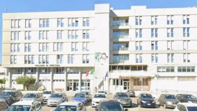 Copertina di Omicidio a Cutro, spara in pieno centro abitato e uccide un 21enne: fermato un commerciante del posto