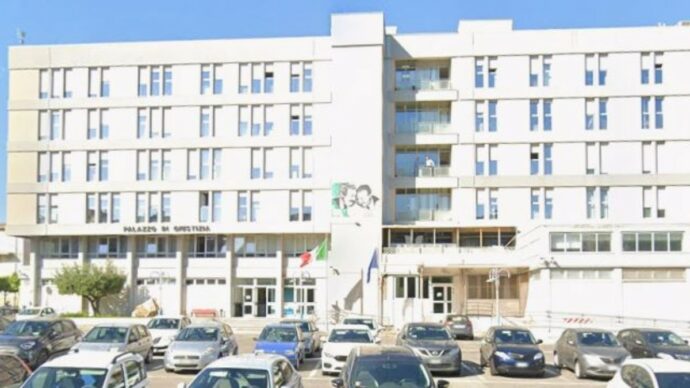 Omicidio a Cutro, spara in pieno centro abitato e uccide un 21enne: fermato un commerciante del posto