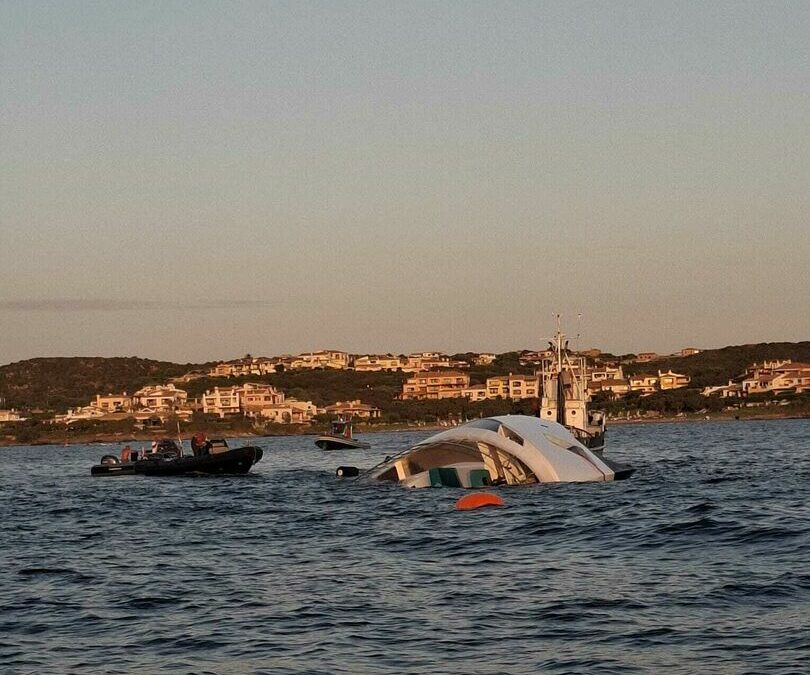 Yacht da otto milioni affonda in acque della Costa Smeralda, 14 persone salve