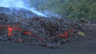 Copertina di Etna in eruzione, la lava avanza: le immagini a pochi passi dalla colata