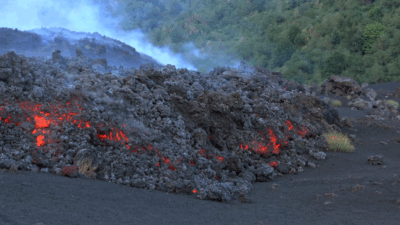 Copertina di Etna in eruzione, la lava avanza: le immagini a pochi passi dalla colata