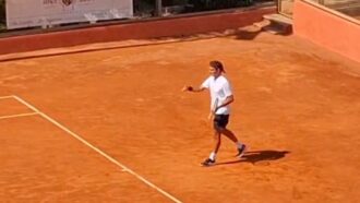 Federer in vacanza a Taormina, gioca a tennis nei campetti in terra rossa con l'imprenditore Bernard Arnault