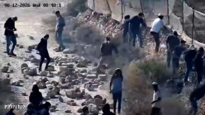 Copertina di Coloni israeliani assediano per giorni un villaggio palestinese in Cisgiordania: bloccata anche l’ambulanza mandata per evacuare i bambini