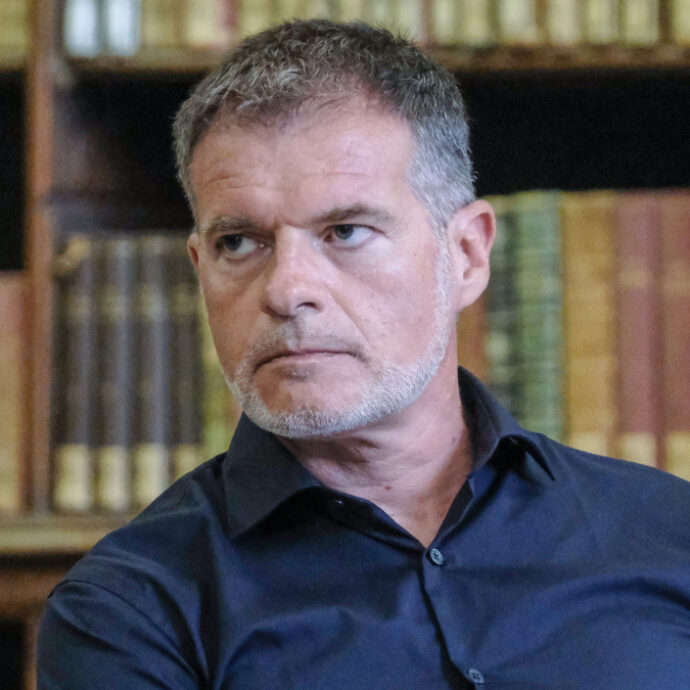 “Per pagarmi il tetto sotto cui dormire risparmiavo sul cibo. Ho fatto un mese di prove col maestro Ronconi mangiando solo crackers, tonno e banane. Alla fine, mi è venuta una gastrite incredibile”: così Stefano Massini