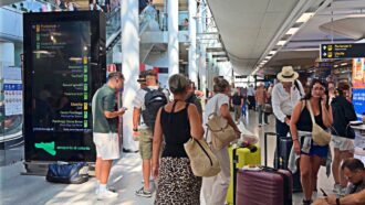 Copertina di “Per tornare da Parigi oggi servono 650 euro”, “Noi dirottati a 20 minuti dall’atterraggio”: l’odissea dei passeggeri all’aeroporto di Catania, chiuso per l’eruzione dell’Etna