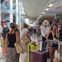 Copertina di “Per tornare da Parigi oggi servono 650 euro”, “Noi dirottati a 20 minuti dall’atterraggio”: l’odissea dei passeggeri all’aeroporto di Catania, chiuso per l’eruzione dell’Etna