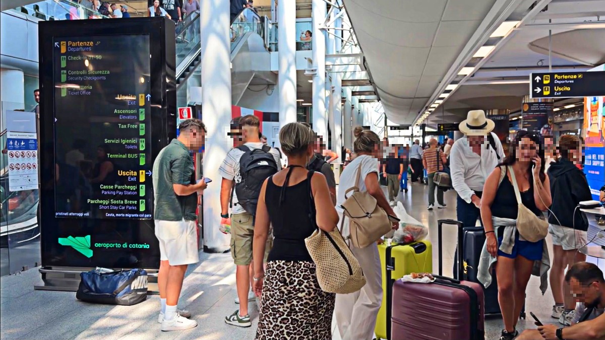 “Per tornare da Parigi oggi servono 650 euro”, “Noi dirottati a 20 minuti dall’atterraggio”: l’odissea dei passeggeri all’aeroporto di Catania, chiuso per l’eruzione dell’Etna