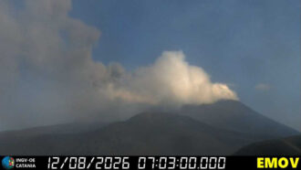 Copertina di L’Etna manda nel caos l’aeroporto di Catania: voli sospesi almeno fino alle 18. Migliaia di viaggiatori coinvolti