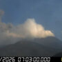 Copertina di L’Etna manda nel caos l’aeroporto di Catania: voli sospesi almeno fino alle 18. Migliaia di viaggiatori coinvolti