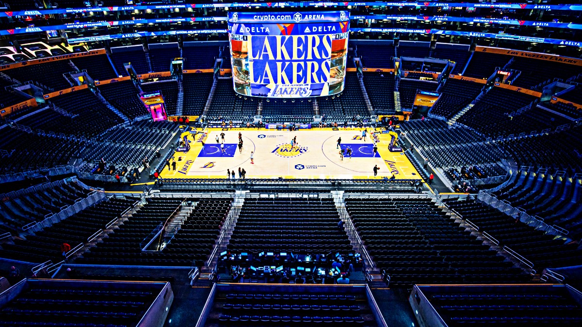 Un gruppo di uomini d'affari si prepara a prendere possesso dei Los Angeles Lakers, una franchigia iconica del basket