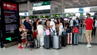 Voucher vietati, rimborsi in sette giorni e bagaglio a mano più trasparente: arriva la riforma Ue dei diritti di chi viaggia in aereo