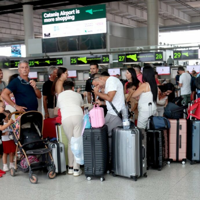 Voucher vietati, rimborsi in sette giorni e bagaglio a mano più trasparente: arriva la riforma Ue dei diritti di chi viaggia in aereo